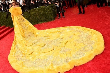 Rihanna ê chề vì “phục trang đẳng cấp” của nhà thiết kế Trung Quốc