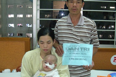 Bé Lê Thị Hiền Trang đón nhận tấm lòng của bạn đọc