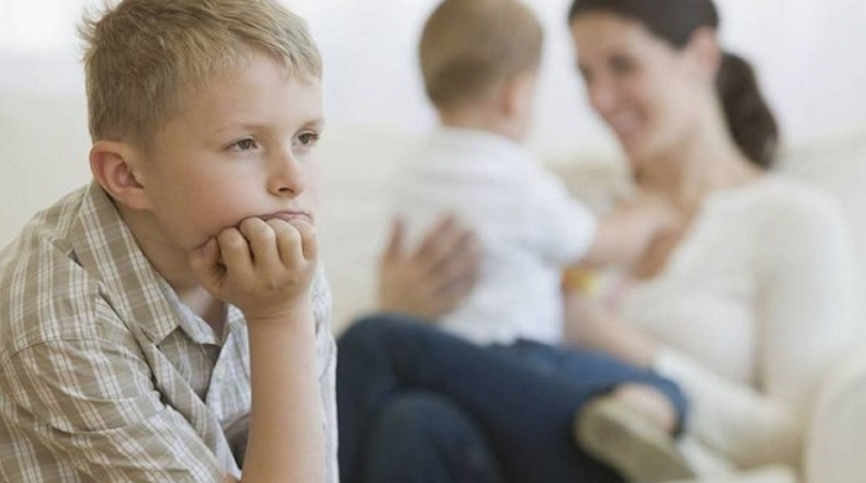 7 cách giúp cha mẹ dạy trẻ vượt qua sự ghen tỵ - 1 7 cách giúp cha mẹ dạy trẻ vượt qua sự ghen tỵ - 1