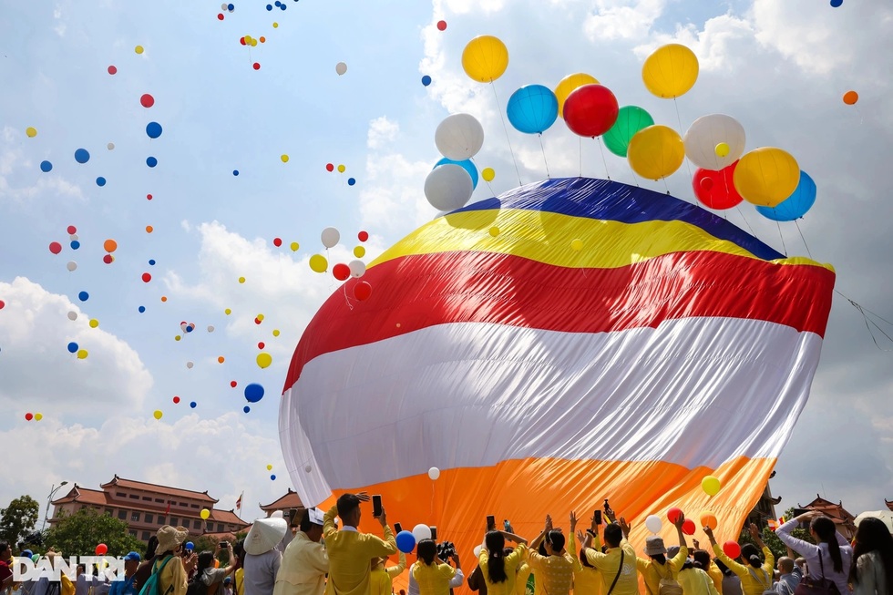 Dư âm Vesak 2025: Niềm vui chiêm bái xá lợi và ước vọng hòa bình - 1 Dư âm Vesak 2025: Niềm vui chiêm bái xá lợi và ước vọng hòa bình - 1