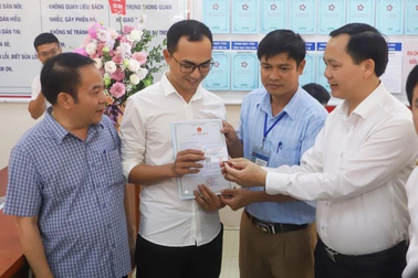 Bé gái đầu tiên được cấp giấy khai sinh, thẻ BHYT qua dịch vụ công