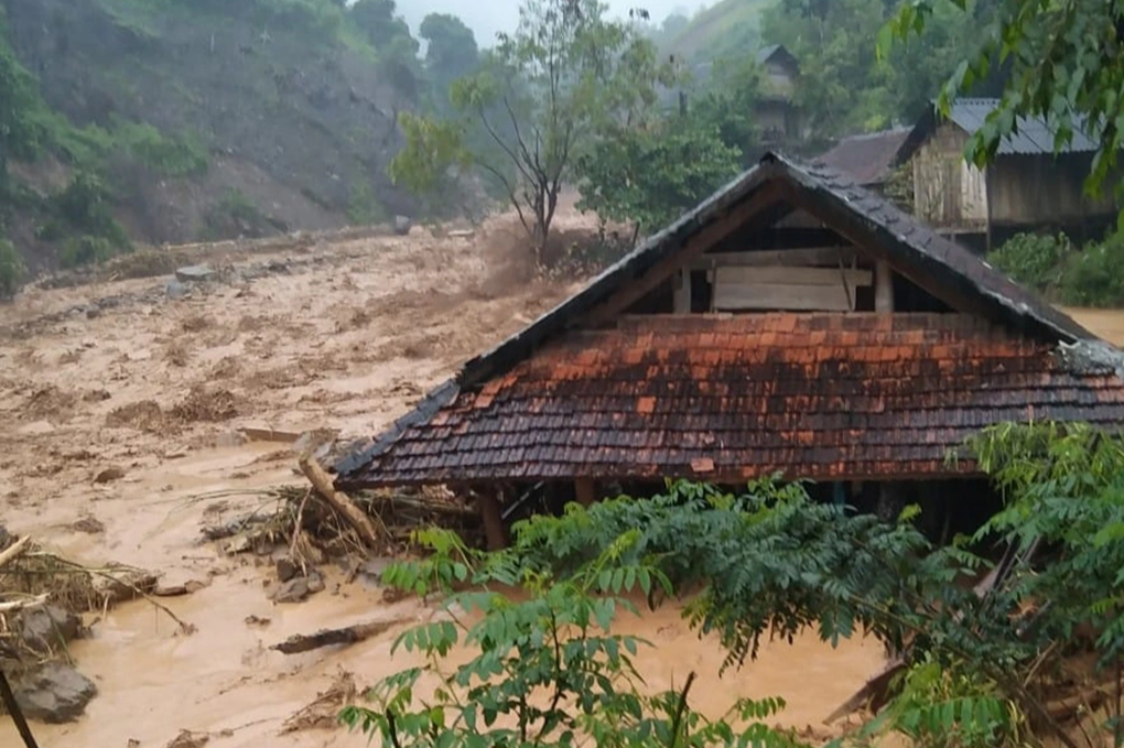 Ca sĩ Đen Vâu, Khắc Việt ủng hộ Nghệ An khắc phục hậu quả mưa lũ - 4 Ca sĩ Đen Vâu, Khắc Việt ủng hộ Nghệ An khắc phục hậu quả mưa lũ - 4
