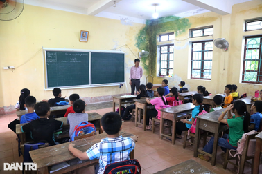 Hà Tĩnh: Phụ huynh phản đối cho con ra điểm trường chính