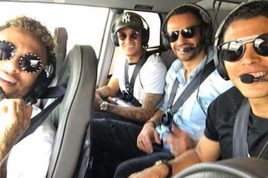 Neymar cùng dàn tuyển thủ Brazil háo hức cưỡi trực thăng đón World Cup 2018