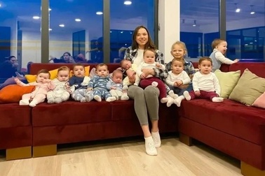 Người phụ nữ 23 tuổi có... 21 đứa con