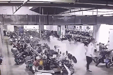 Clip "xe máy điện bất ngờ nổ như bom trong hầm chung cư" gây sốc tuần qua