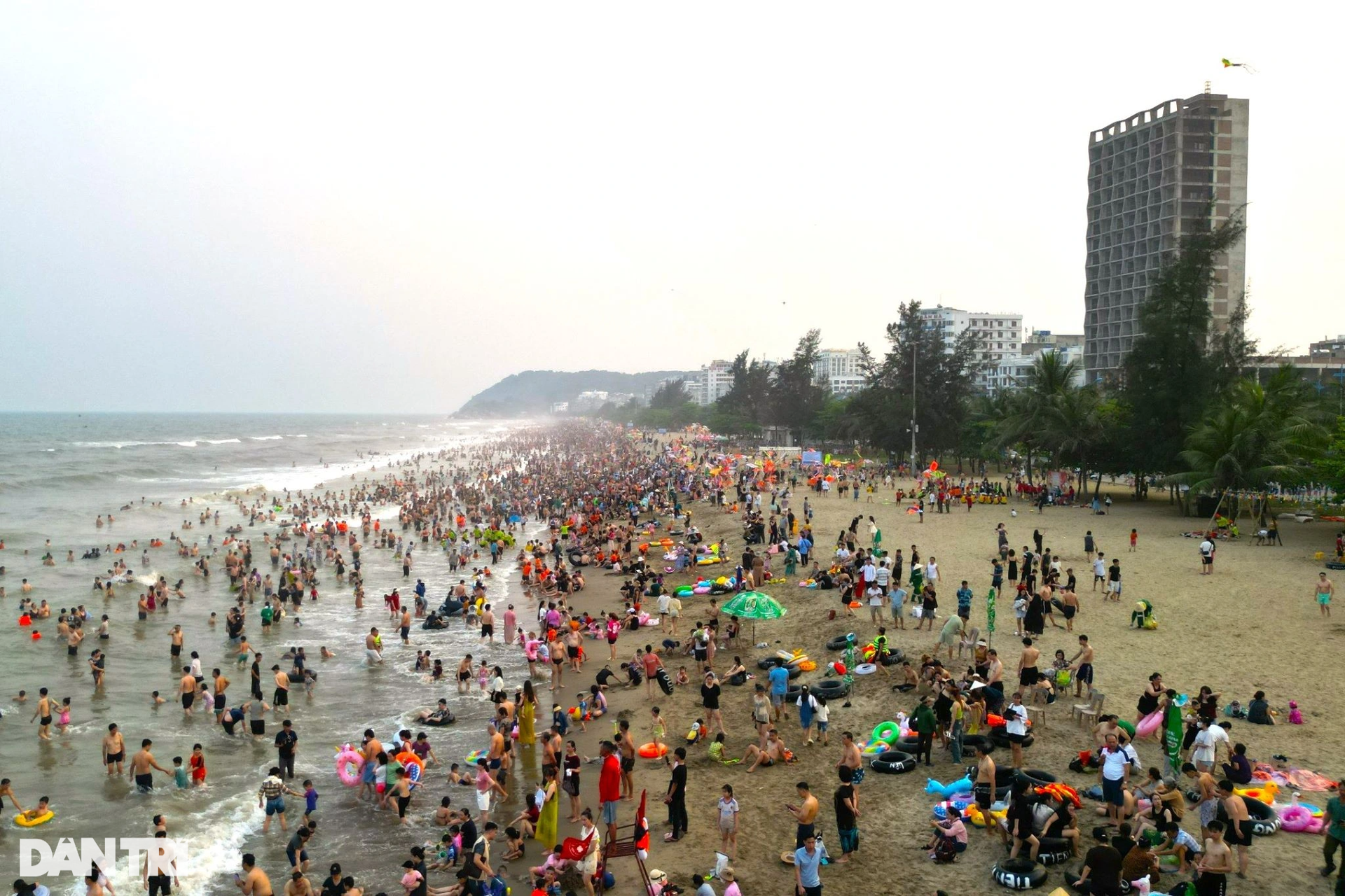 Meer von Menschen, die am Eröffnungsabend des Sam Son Beach Tourism das Feuerwerk beobachten – 10