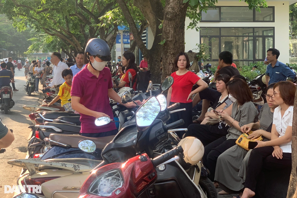 Thi lớp 10 chuyên Sư phạm, phụ huynh bỏ xe chạy theo con vào phòng thi - 3 Thi lớp 10 chuyên Sư phạm, phụ huynh bỏ xe chạy theo con vào phòng thi - 3