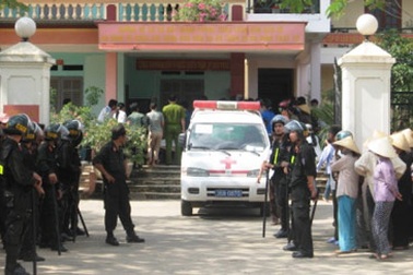 Sợ bị CSGT đuổi, một nữ sinh đâm vào cột điện tử nạn