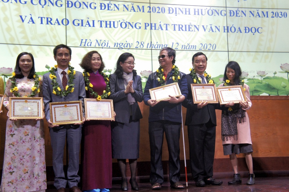 Giám đốc công ty First News được tặng giải thưởng phát triển văn hóa đọc - 4 Giám đốc công ty First News được tặng giải thưởng phát triển văn hóa đọc - 4