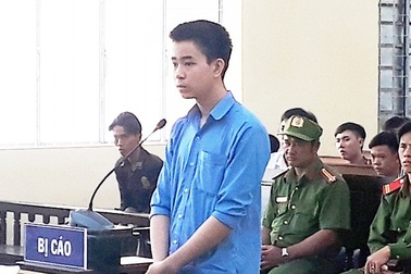 Đâm chết bạn nhậu, còn đe dọa người khác không được khai