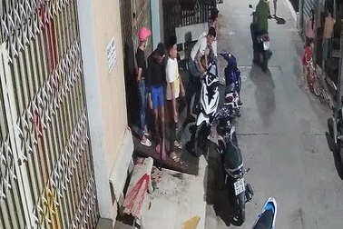 Giang hồ bao vây, dọa giết nếu không trả tiền thay cho con