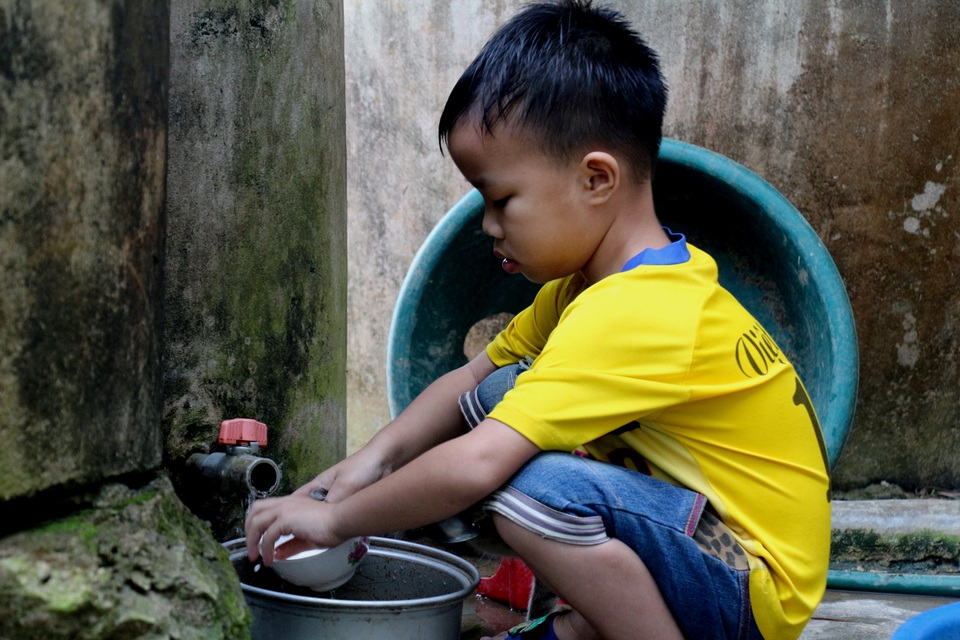 Thương vợ chồng song khổ và đứa con 5 tuổi bón cơm cho em như bị bỏ đói - 4 Thương vợ chồng song khổ và đứa con 5 tuổi bón cơm cho em như bị bỏ đói - 4