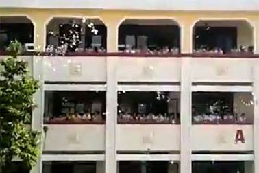 Hàng trăm học sinh xé đề cương Sử xôn xao dân mạng