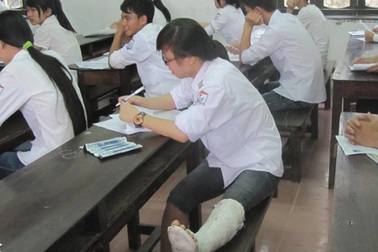 Nghệ An: Thí sinh bị bó bột vẫn đi thi tốt nghiệp