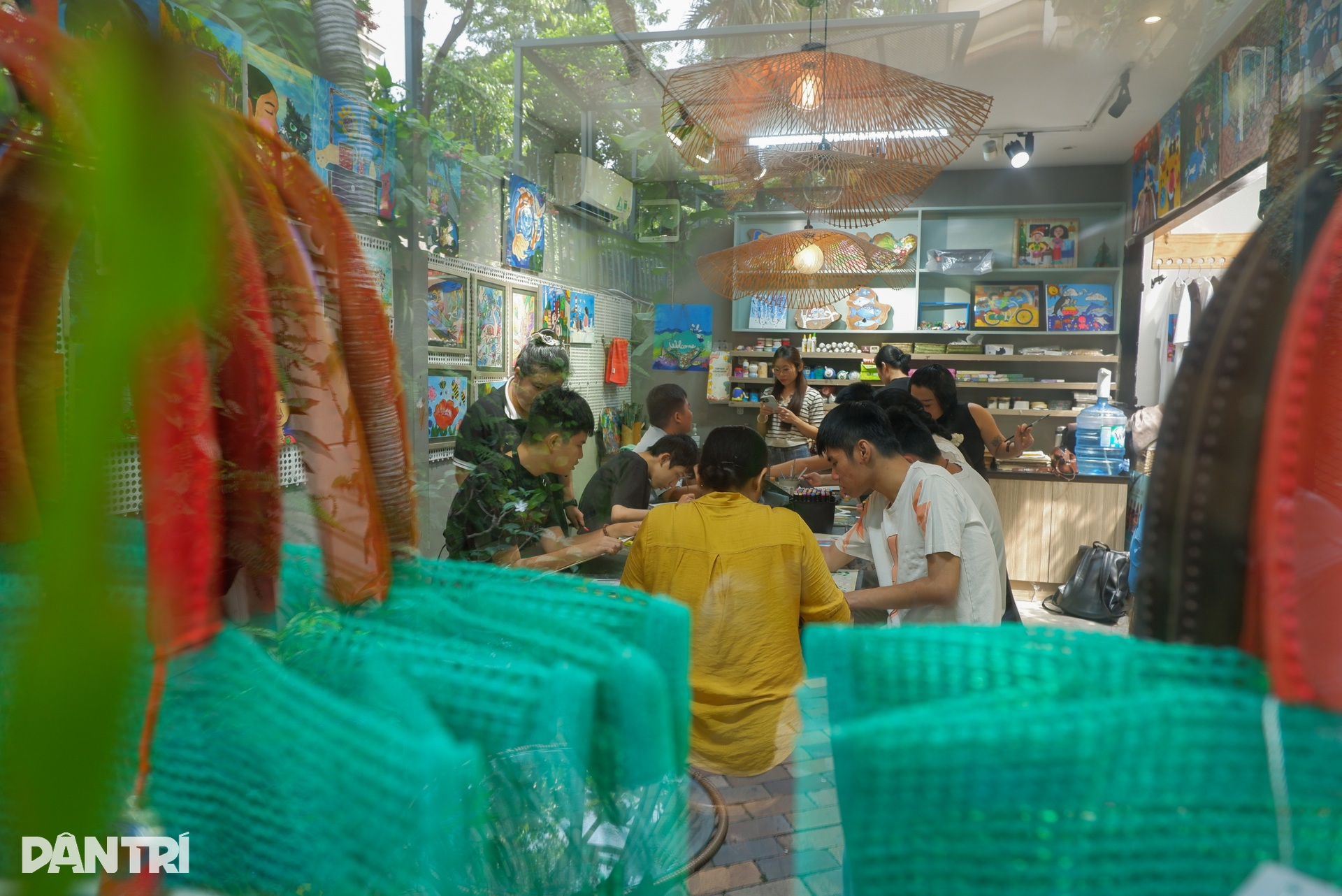 Trẻ tự kỷ “vẽ” lại niềm tin vào cuộc sống - 1 Trẻ tự kỷ “vẽ” lại niềm tin vào cuộc sống - 1