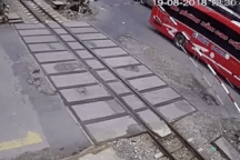 Hãi hùng xe khách bị xuyên thủng khi tông rào chắn, khách lao cửa kính nhảy ra