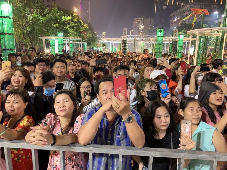 Màn pháo hoa rực rỡ trên bầu trời Sài Gòn - 9 Màn pháo hoa rực rỡ trên bầu trời Sài Gòn - 9