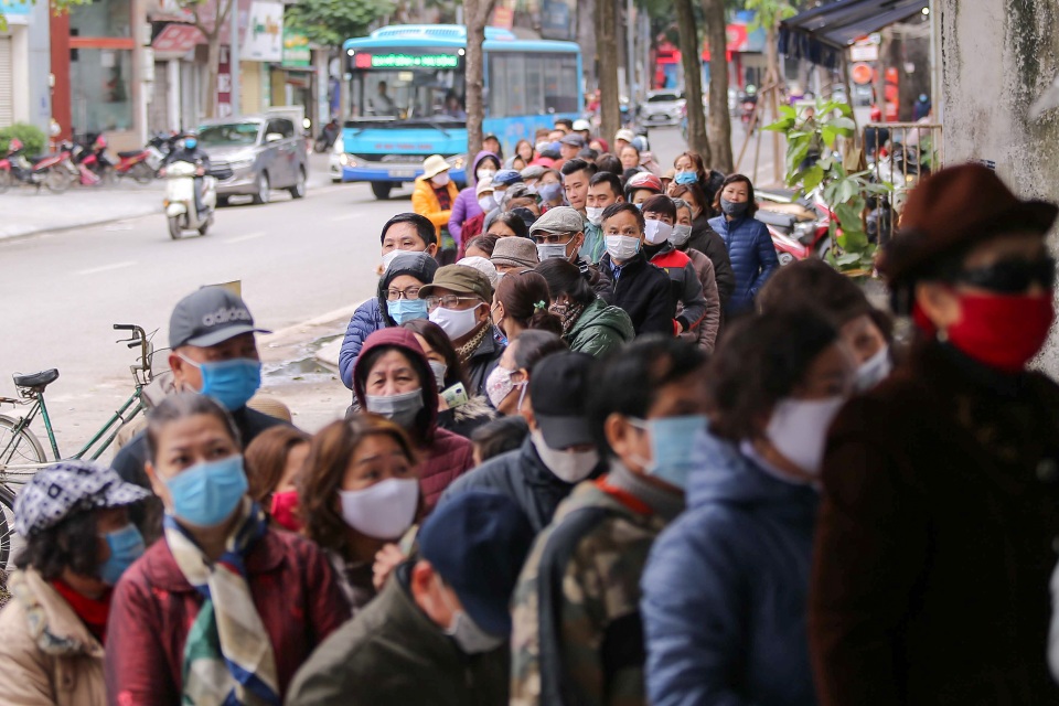 Hà Nội: Xếp hàng dài cả trăm mét đợi mua khẩu trang diệt khuẩn - 6 Hà Nội: Xếp hàng dài cả trăm mét đợi mua khẩu trang diệt khuẩn - 6