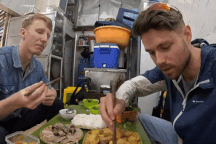 Khách Tây ăn bún đậu mắm tôm ở Hà Nội hết 500.000 đồng, tấm tắc khen ngon