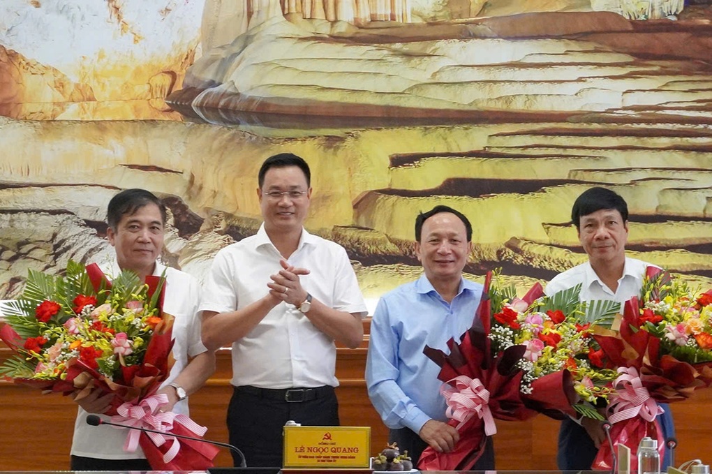 Phó Bí thư tỉnh ủy và nhiều lãnh đạo chủ chốt nghỉ hưu trước ngày nhập tỉnh - 1 Phó Bí thư tỉnh ủy và nhiều lãnh đạo chủ chốt nghỉ hưu trước ngày nhập tỉnh - 1