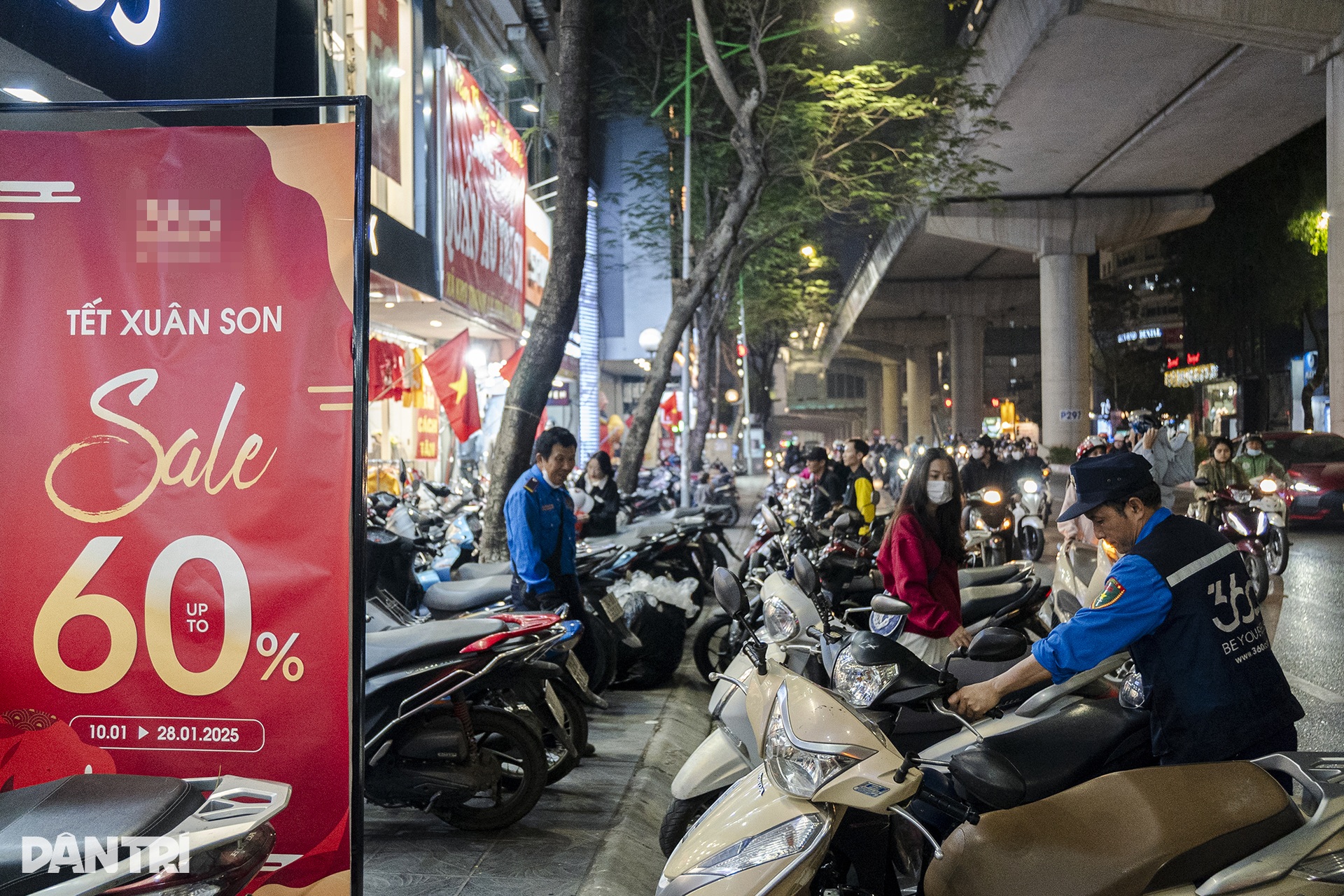 Đông kín khách mua sắm tới đêm muộn trên nhiều phố thời trang ở Hà Nội - 12 Đông kín khách mua sắm tới đêm muộn trên nhiều phố thời trang ở Hà Nội - 12