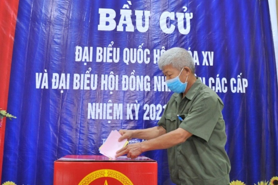 Sáng nay tôi gọi con cháu dậy sớm đi bầu cử - 1 Sáng nay tôi gọi con cháu dậy sớm đi bầu cử - 1