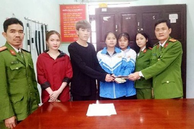 Hai nữ sinh trường Dân tộc nội trú trả lại hơn 13 triệu đồng cho người rơi