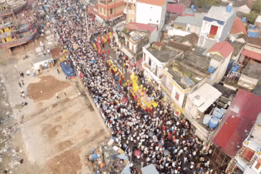 Chen chân xem rước thuyền rồng ở lễ hội Cầu Ngư lớn nhất xứ Thanh