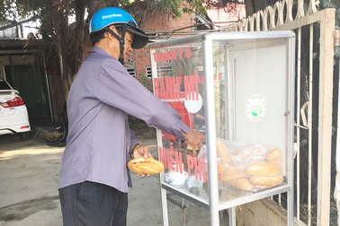 Long An: Nghĩa tình tủ bánh mì "ai cần thì lấy"