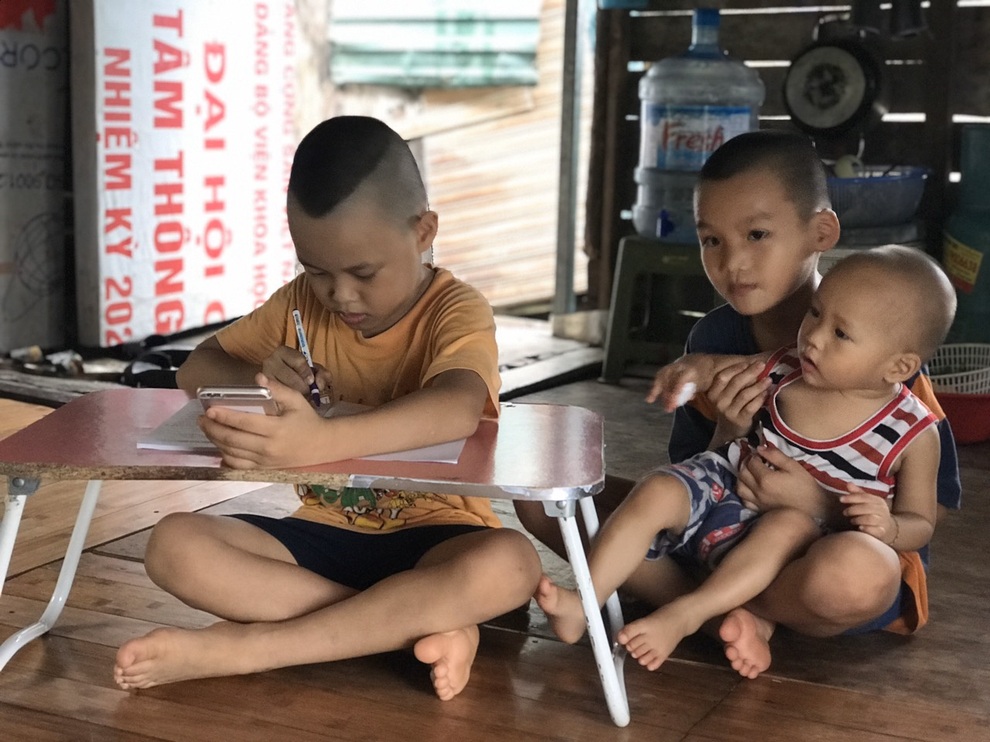 Cậu học trò xóm phao bất ngờ được tặng điện thoại iphone để học online - 3