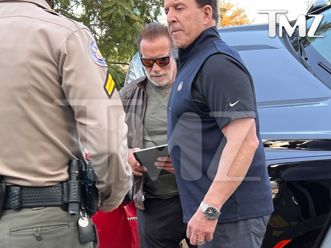 Tài tử Kẻ hủy diệt Arnold Schwarzenegger gặp tai nạn xe hơi liên hoàn - 2 Tài tử Kẻ hủy diệt Arnold Schwarzenegger gặp tai nạn xe hơi liên hoàn - 2