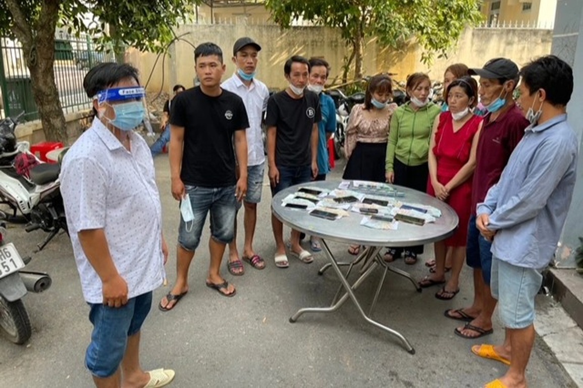 Triệt phá sòng bạc di động sát phạt suốt đêm - 1 Triệt phá sòng bạc di động sát phạt suốt đêm - 1