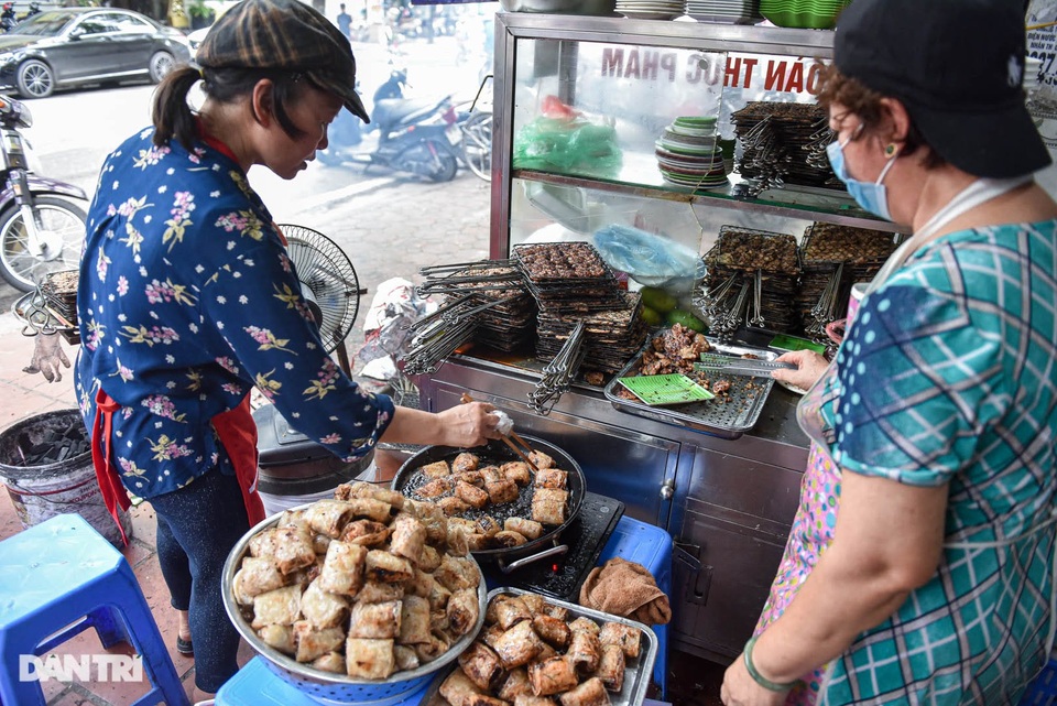 Quán bún chả núp dưới chân cầu thang khu tập thể, có ngày bán 600 suất - 4 Quán bún chả núp dưới chân cầu thang khu tập thể, có ngày bán 600 suất - 4