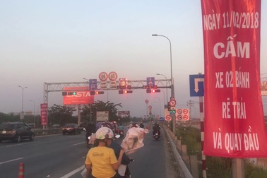 Người dân bất chấp biển báo, lưu thông qua nút giao thông phức tạp nhất TPHCM