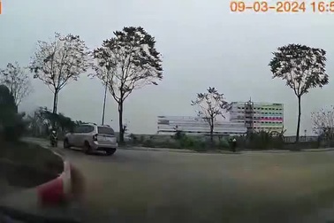 Ô tô chèn ngã xe máy, trèo lên vệ cỏ ven đường, nghi tài xế nhầm chân ga