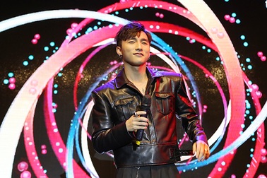 Sơn Tùng M-TP mừng sinh nhật cùng Sky trên sân khấu