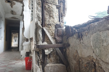 Tỉnh thông báo tình trạng nguy hiểm, dân vẫn quyết bám trụ chung cư 40 tuổi