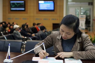 Chốt lời, chứng khoán quay đầu giảm