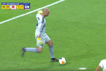 Thủ môn U23 Kuwait mắc sai lầm hài hước, "biếu không" U23 Việt Nam hai bàn