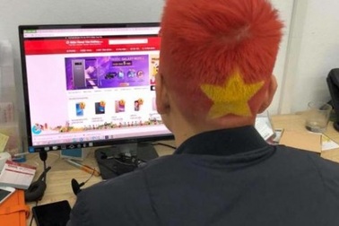 Cô vợ phấn khích với mái tóc "cờ đỏ sao vàng" của chồng sau chiến thắng của U23 Việt Nam