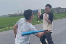 Tài xế ô tô dùng gậy bóng chày tấn công người khác sau va chạm giao thông