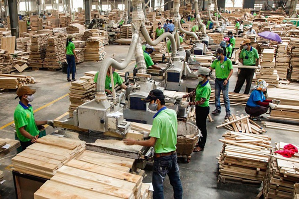 Cán bộ làm việc cả ngày nghỉ để chi tiền hỗ trợ thuê nhà cho người lao động - 1