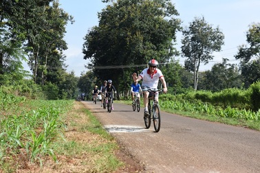 Đại sứ Hoa Kỳ đạp xe cùng sinh viên Tây Nguyên