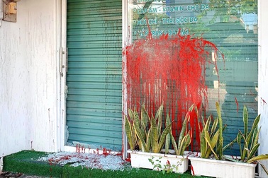 Tiệm Spa bị đập phá, tạt sơn, đổ nhớt trong đêm