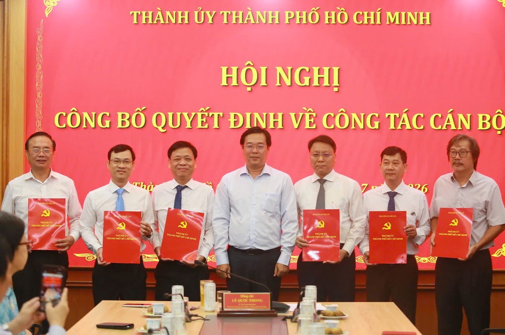Thành ủy TPHCM tiếp nhận 6 cán bộ về Ban Nghiên cứu phát triển thành phố - 1 Thành ủy TPHCM tiếp nhận 6 cán bộ về Ban Nghiên cứu phát triển thành phố - 1