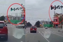 Tài xế hoang mang vì đèn tín hiệu giao thông "nhảy múa"
