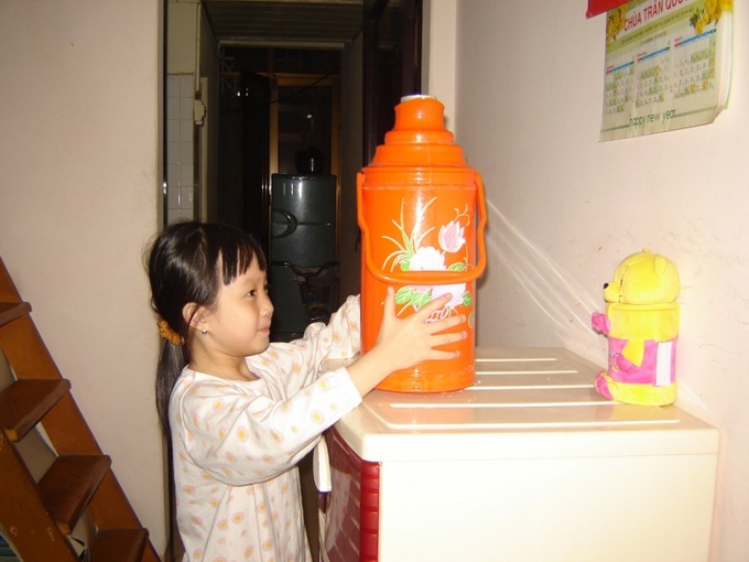 Cần để tác nhân gây bỏng ở những chỗ trẻ không với tới được và dạy trẻ không được lại gần phích nước sôi.