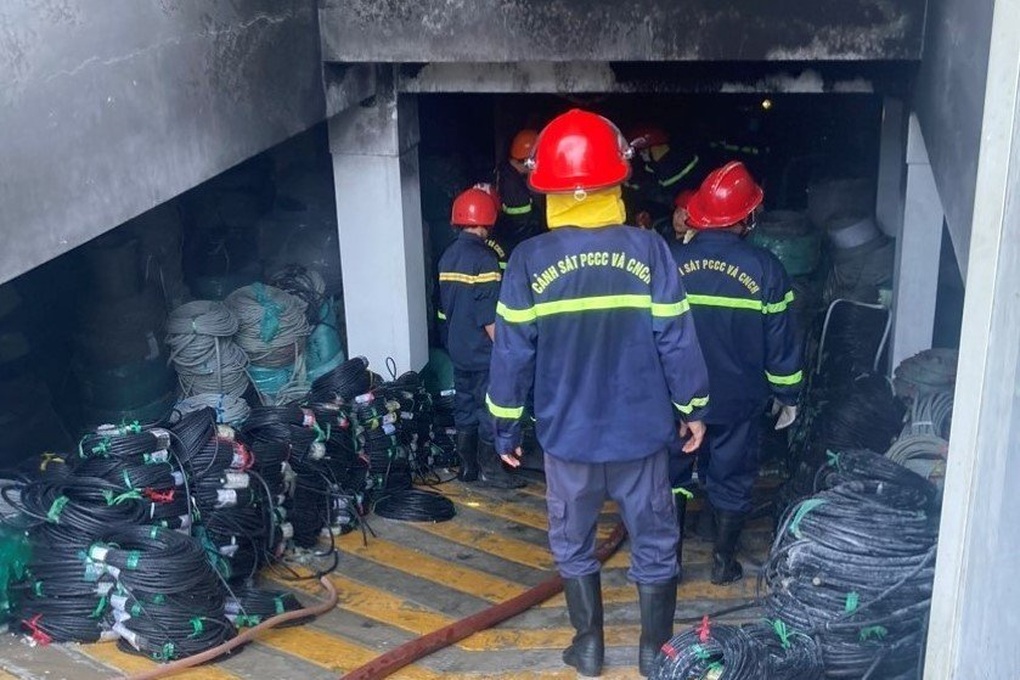 Giải cứu người phụ nữ mắc kẹt trong nhà vệ sinh sau đám cháy ở TPHCM - 1 Giải cứu người phụ nữ mắc kẹt trong nhà vệ sinh sau đám cháy ở TPHCM - 1