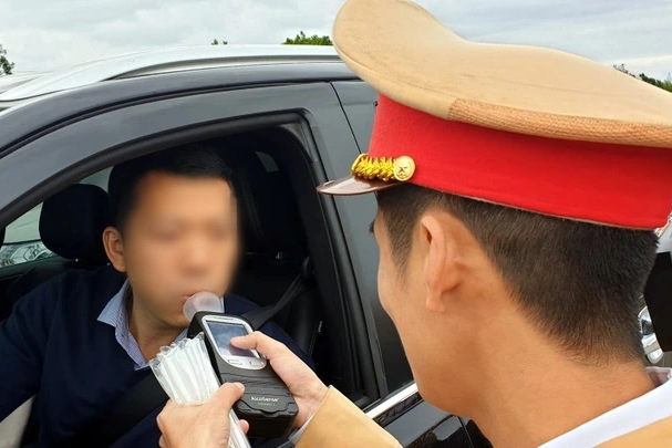 Ngăn chặn tài xế ma men trong những ngày Tết - 1 Ngăn chặn tài xế ma men trong những ngày Tết - 1